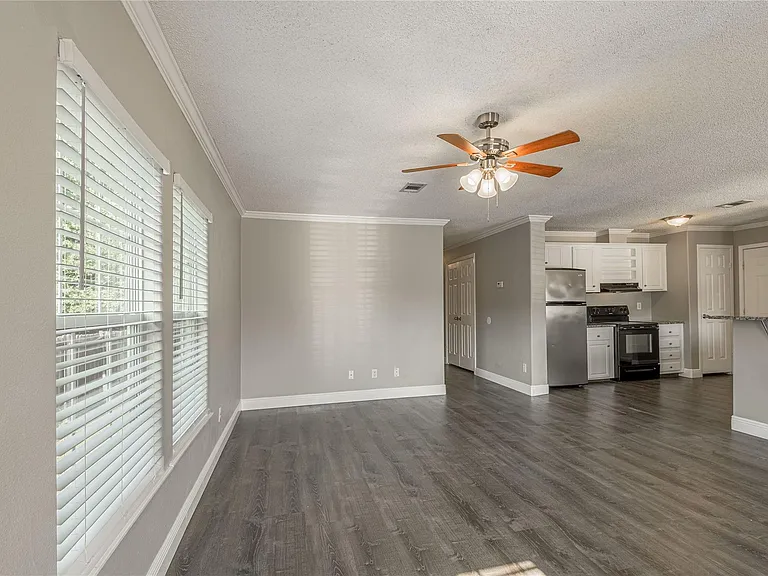 164 Varsity Dr — Photo 5
