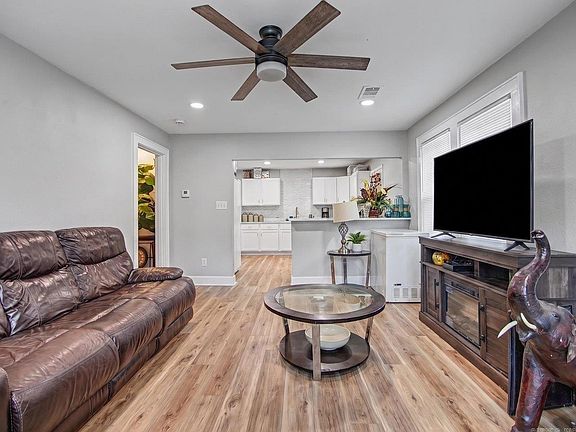 3rd image of 410-404 406 408 Charteroak