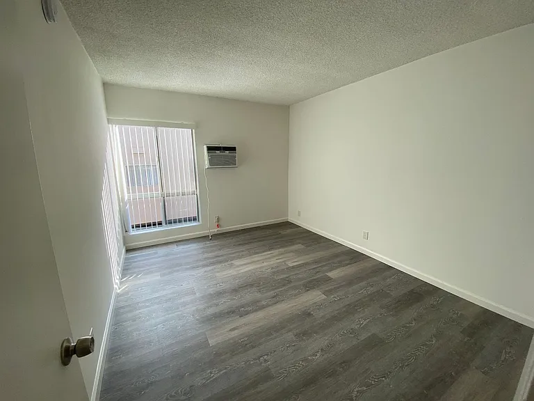 Lindley Apartments — Photo 22