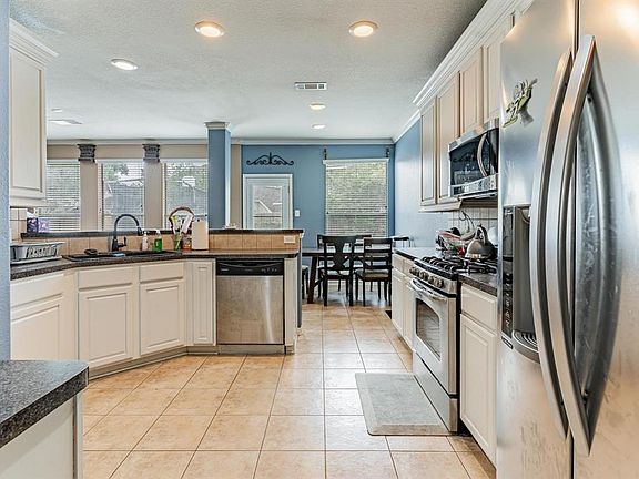 4th image of 3915 Chestnut Bend