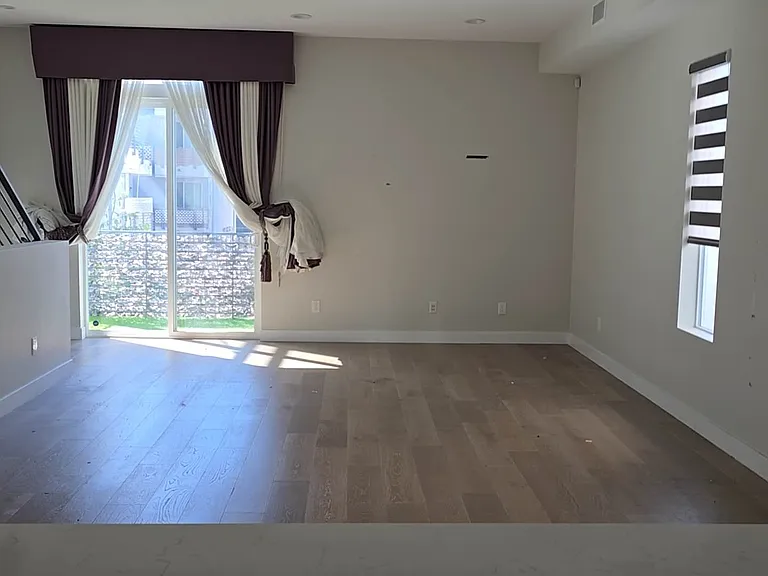 319 S Serrano Ave #1/2 — Photo 6