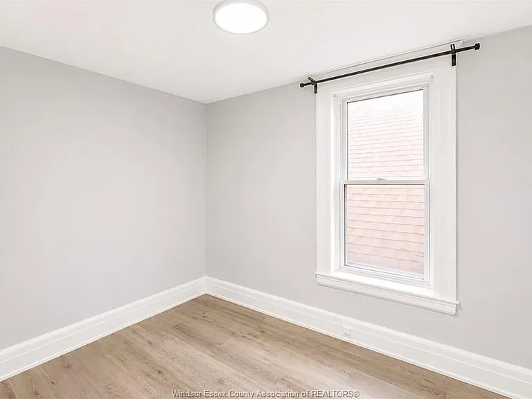 790 Marentette Ave — Photo 9