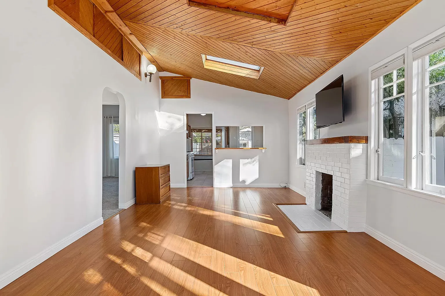 912 Victoria Ave — Photo 3