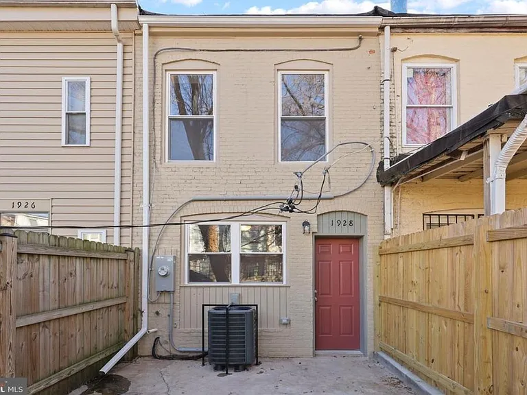 1928 W Fairmount Ave — Photo 15