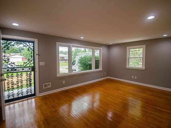 3rd image of 5708 Mockernut Ln