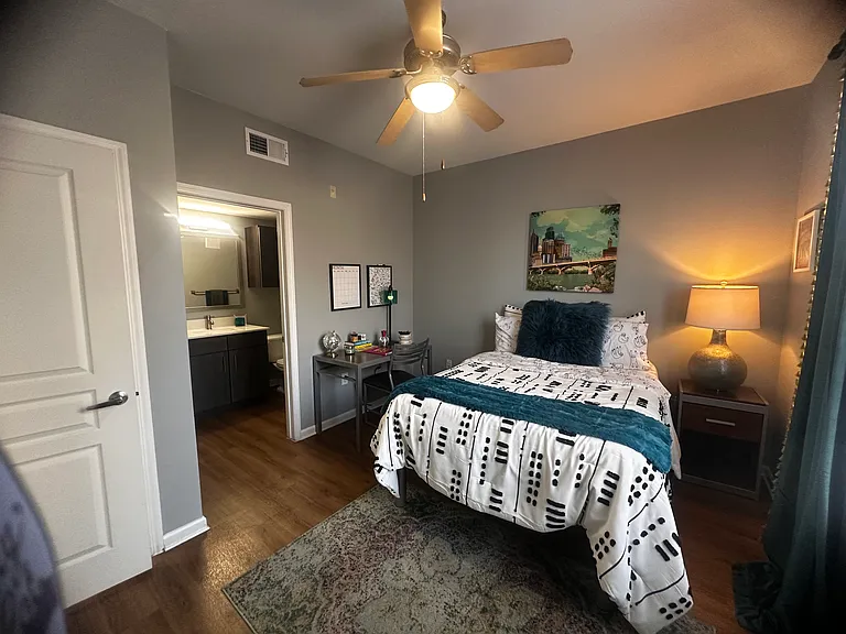 The Quarters Sterling House (Student Housing - Rent by the Bed) — Photo 36