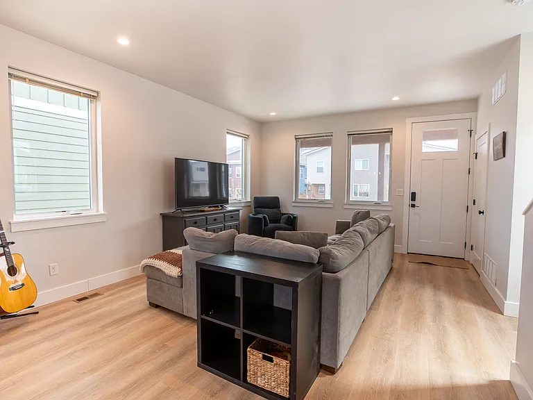 10708 Willow Ave — Photo 5