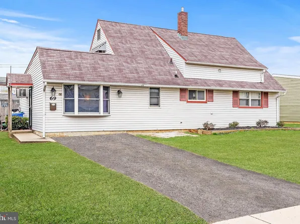 69 Huckleberry Ln, Levittown, PA 19055
