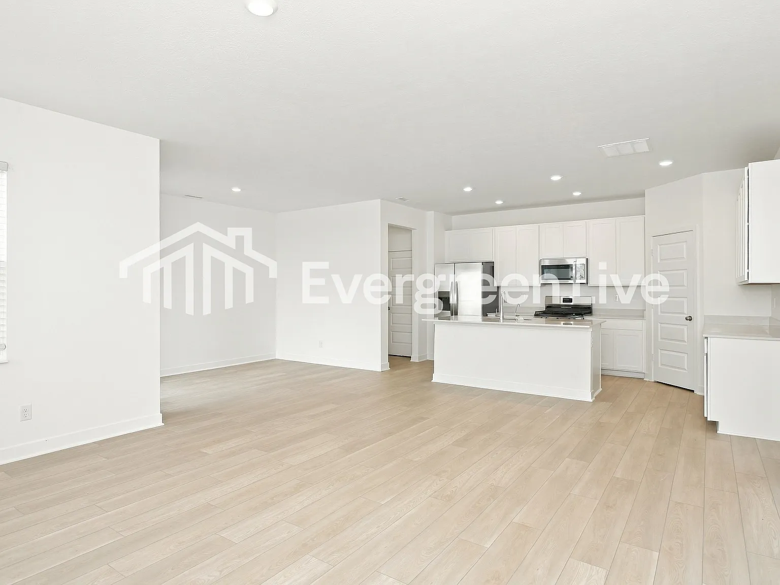 4 bed, 3.0 bath, 2329 sqft, $2,190 — Photo 4