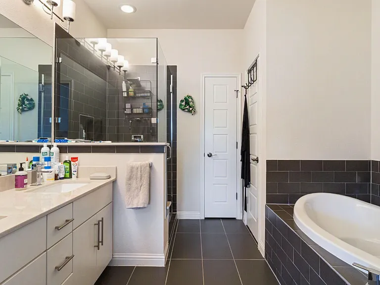 2703 Zach Scott St — Photo 11