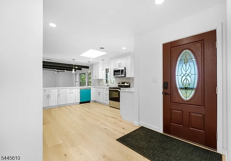 3 bed, 3.0 bath, $4,500 — Photo 4