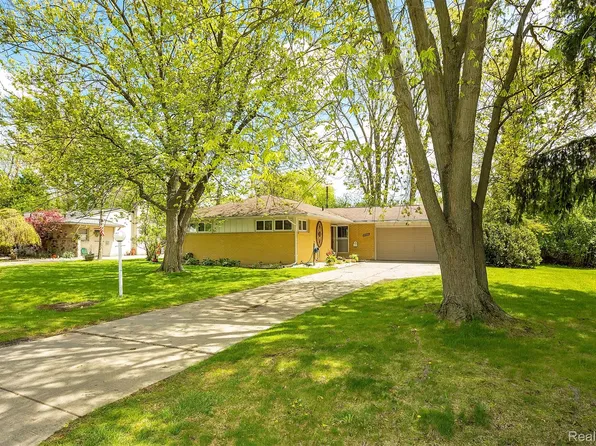 29546 Fall River Rd, Southfield, MI 48076