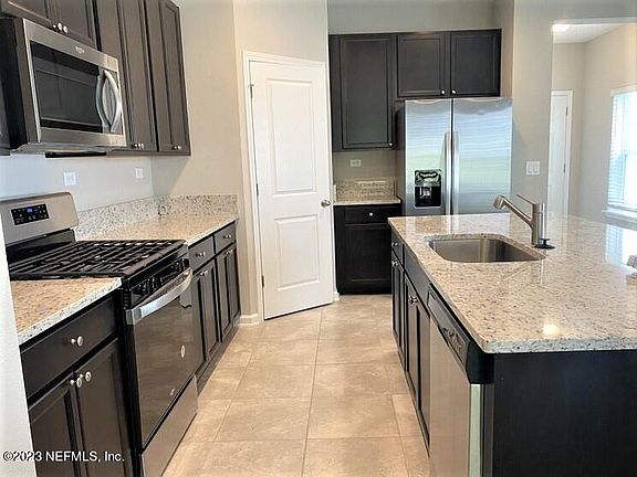 4th image of 305 BERMUDEZ Way