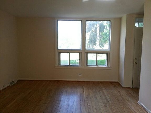 3rd image of 1560 Woodland Ave