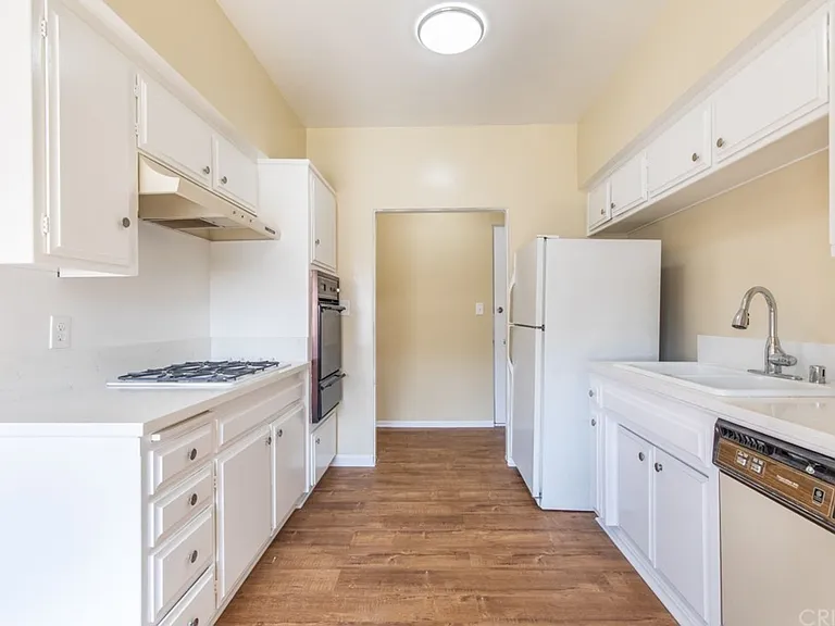 1677 Westholme Ave — Photo 6
