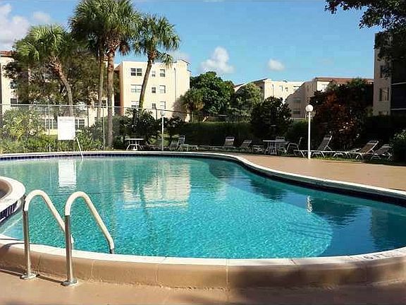 5th image of 2800 Somerset Dr APT 206J