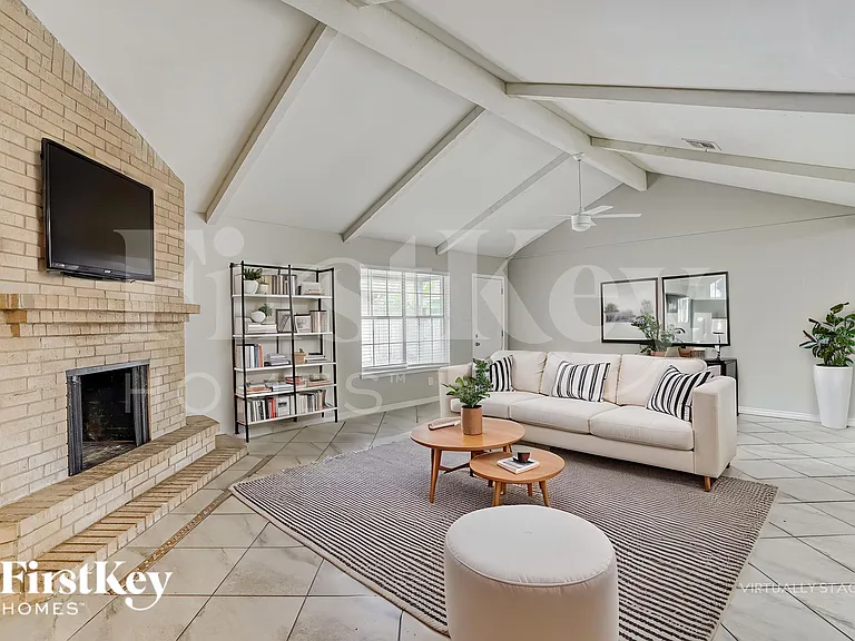 6610 Rowell Ct — Photo 4