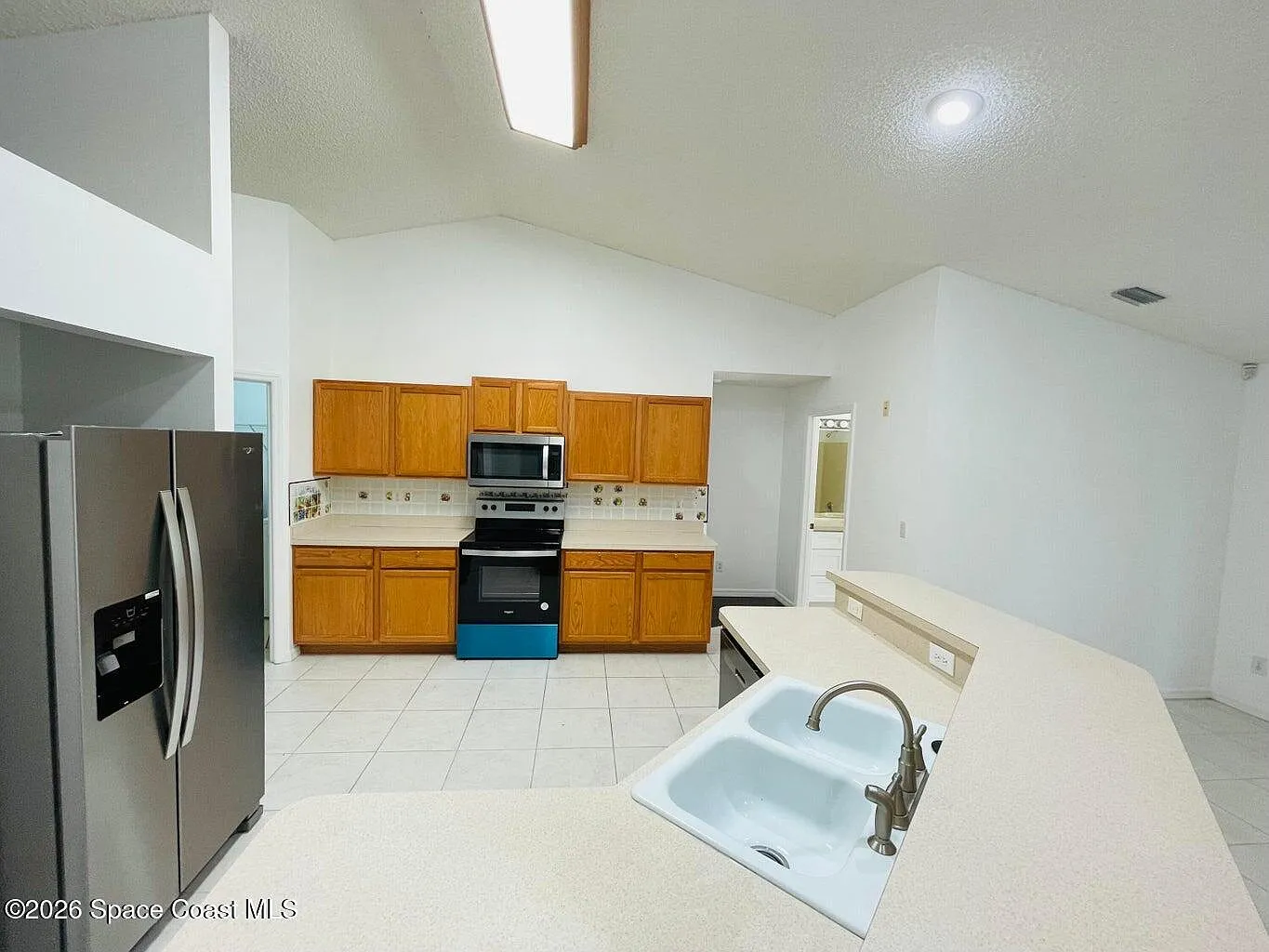 3 bed, 2.0 bath, 2006 sqft, $2,400 — Photo 4