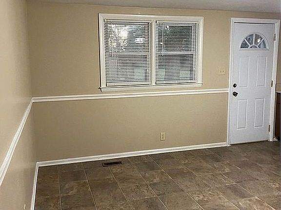 Large Eat-In Kitchen