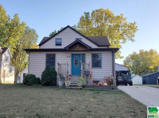 818 5th St, Sheldon, IA 51201