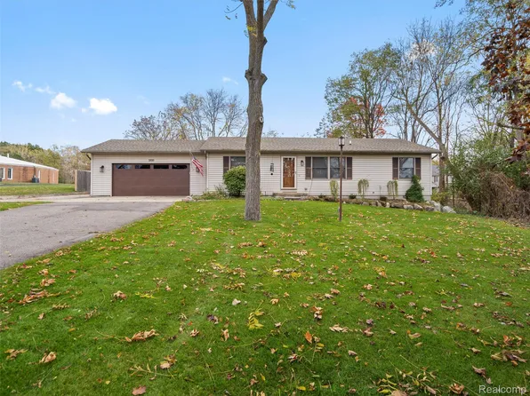 2610 Airport Rd, Waterford, MI 48329