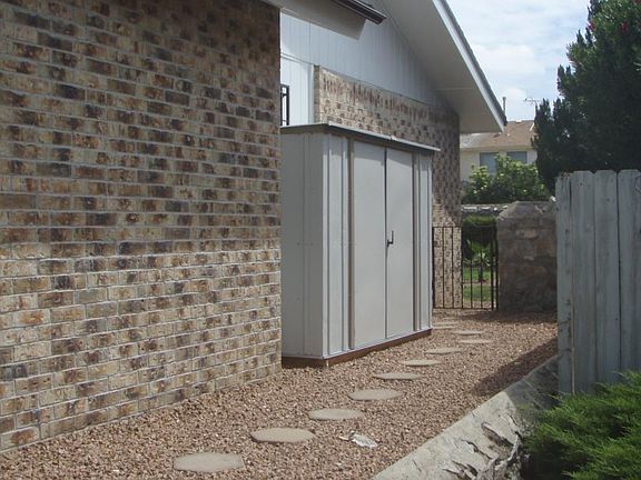 Side walkway to backyard