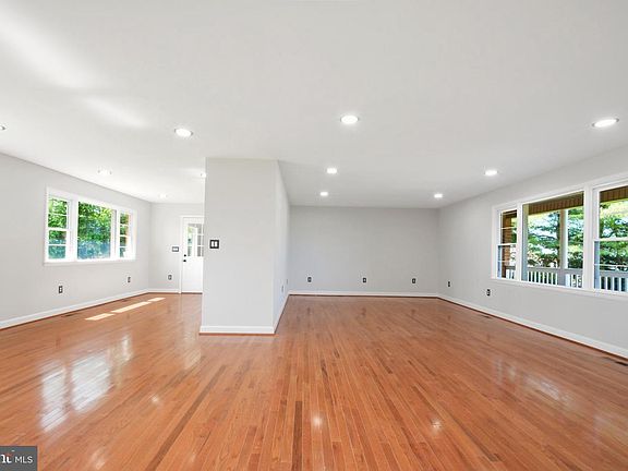 5th image of 40 Troxell Ln