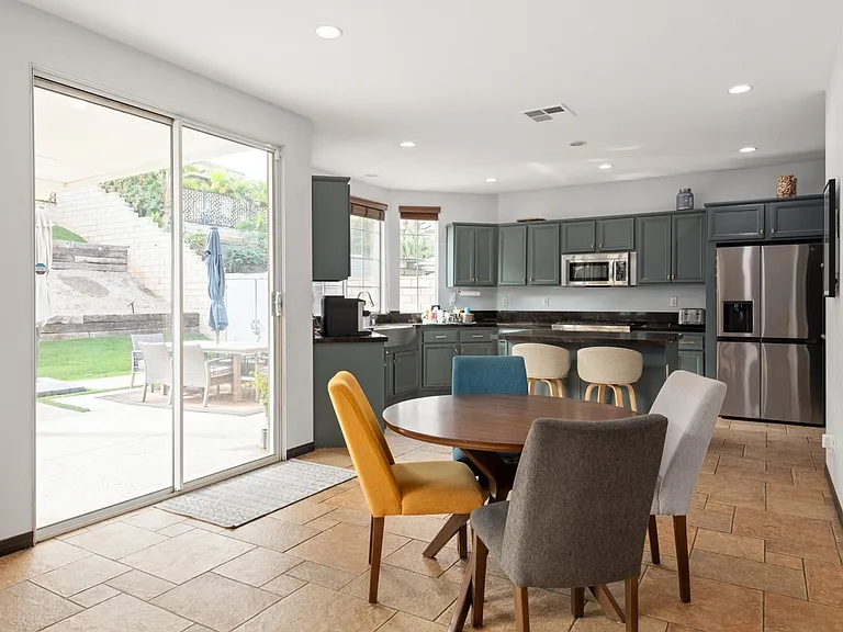 450 Rocco Cir — Photo 6