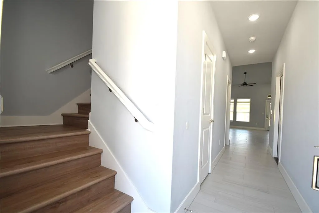 3 bed, 2.5 bath, 1420 sqft, $1,650 — Photo 2