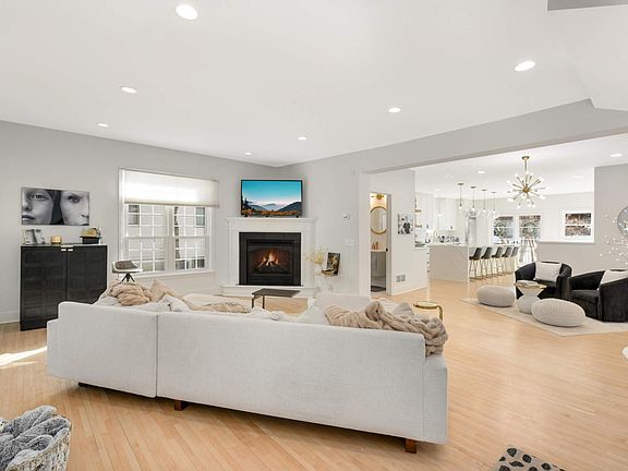 5th image of 150 1st St