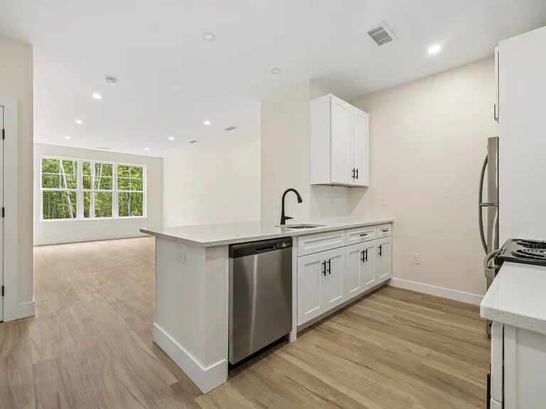 1BR, 1BA - 778SF - Kitchen