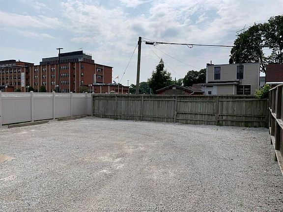 5th image of 154 Grand Ave E