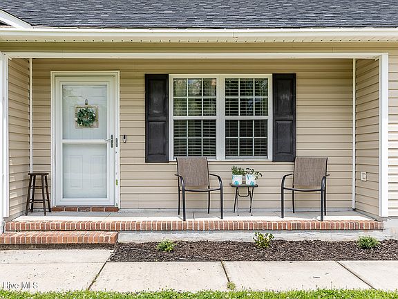 3rd image of 101 Woodbury Farm Drive