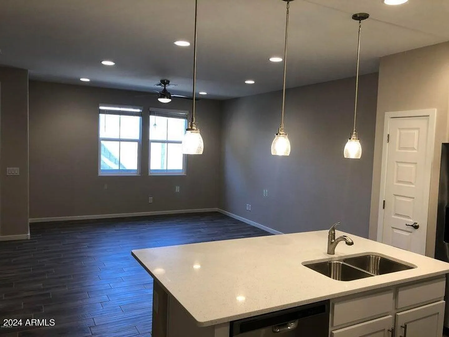 Tempe Townhome 3 bedrooms & 2.5 baths with 2-car garage — Photo 4