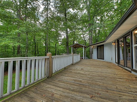 3rd image of 1076 Riverview Dr