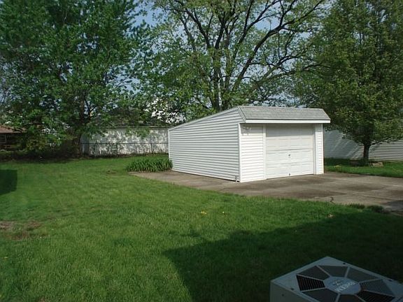 4th image of 940 E 220th St
