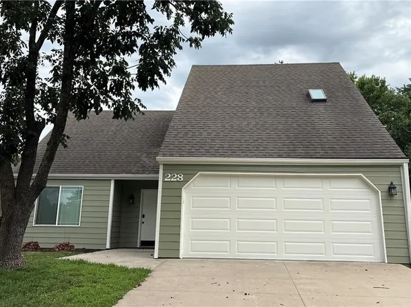 228 Deerfield Ln, Lawrence, KS 66049