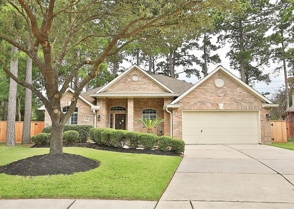 Welcome to the Wood section of Gleannloch Farms, a master planned community offering pools, trails, lakes, spots complex, fitness center, equestrian center, tennis courts and a 2.5 acre fenced dog park. This section is steps away from a lake and play