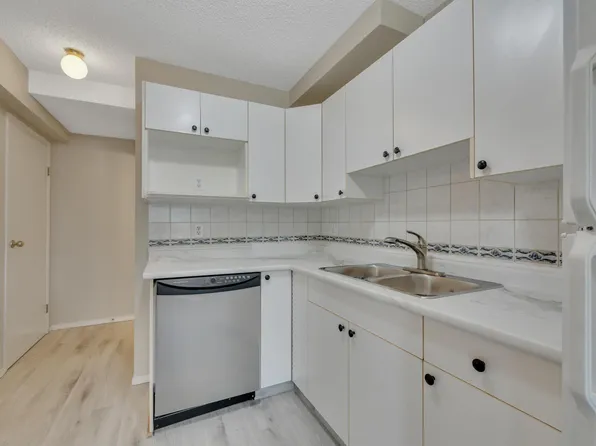 2218 38th St NW, Edmonton, AB T6L 4C3