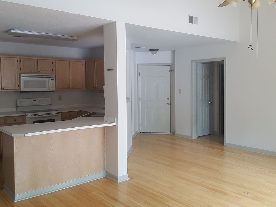 Living Room/Kitchen 