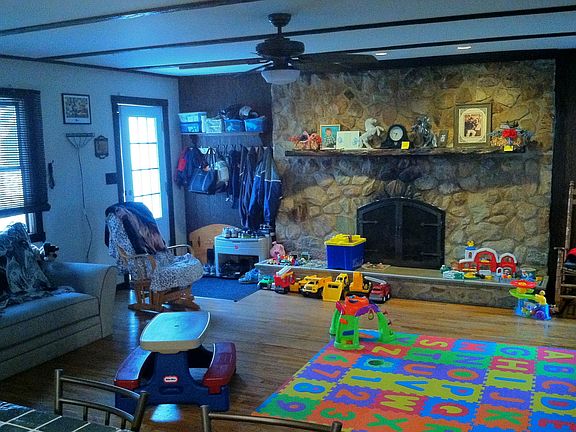 Family/play rm w/fireplace