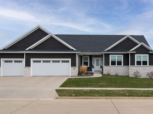 1304 Hawks Ridge Ln, Marion, IA 52302