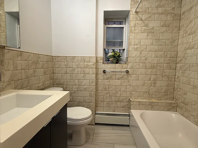2234 Hering Ave #3 — Photo 7