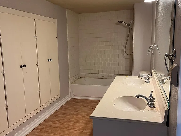 411 E Alabama St — Photo 17