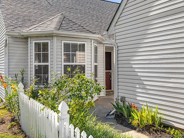11318 Savannah Dr — Photo 1