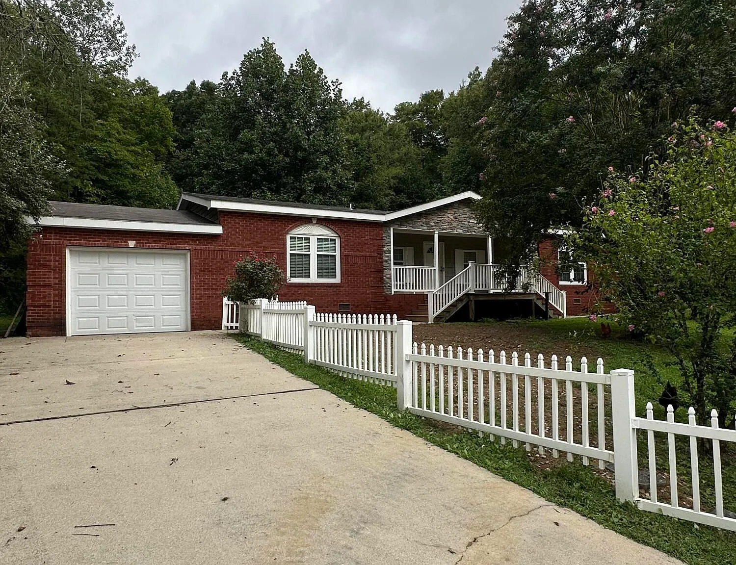 3 bed, 2.0 bath, 2304 sqft, $1,200 — Photo 1