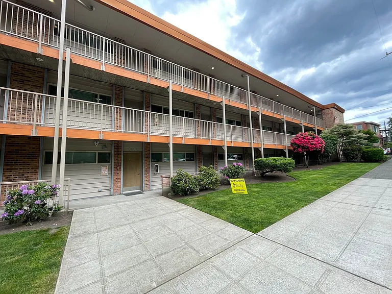 Village Vista Apartments — Photo 64