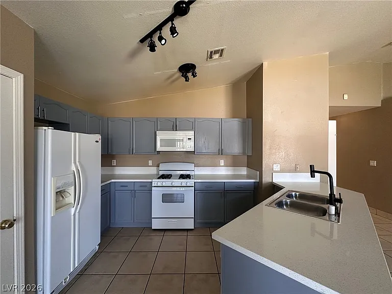 3732 Black Walnut Ave — Photo 5