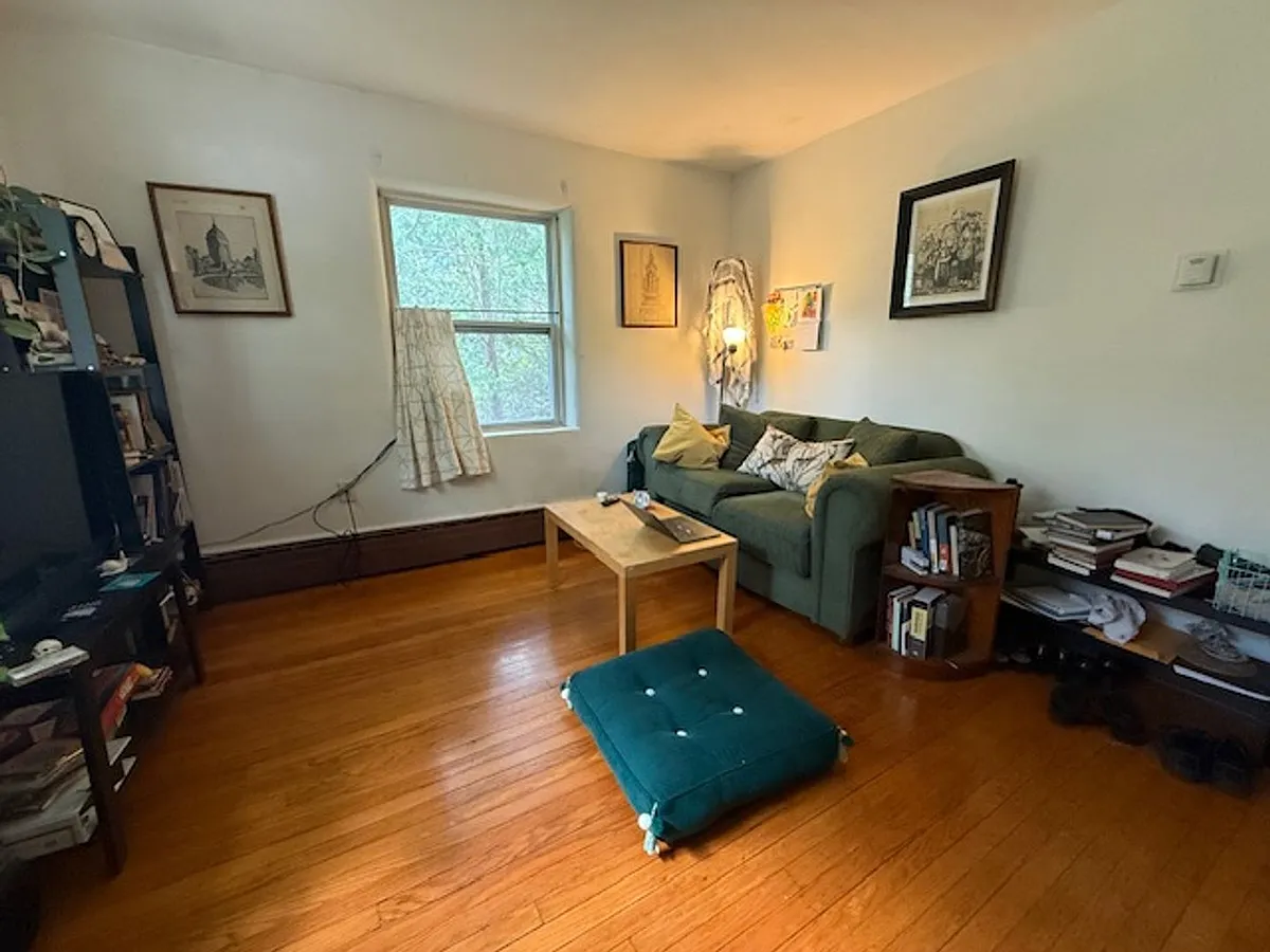 Building Photo - 606 E Elm St #3