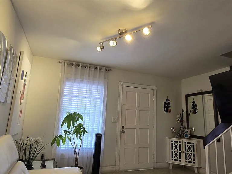 1345 W 41st St #6 — Photo 3